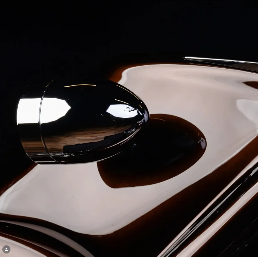 Modelka przy motocyklu