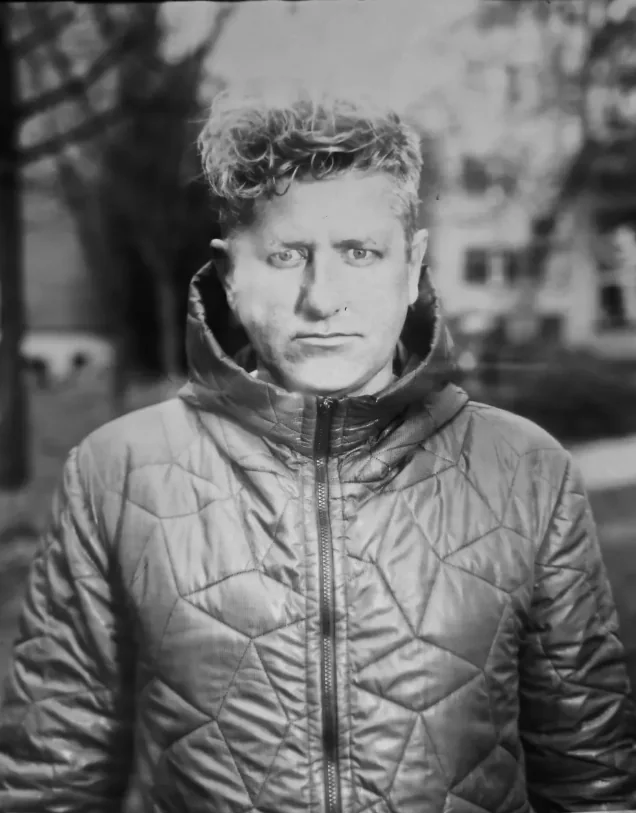 Czarno-biały portret Pawła Olearki